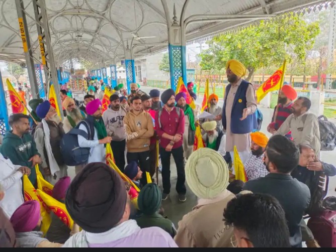 Hundreds of farmers left by train to participate in the Maha Panchayat of Delhi